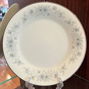 Noritake Inverness Porcelain Dinner Plate(s) Blue Flowers Motif Set of 2